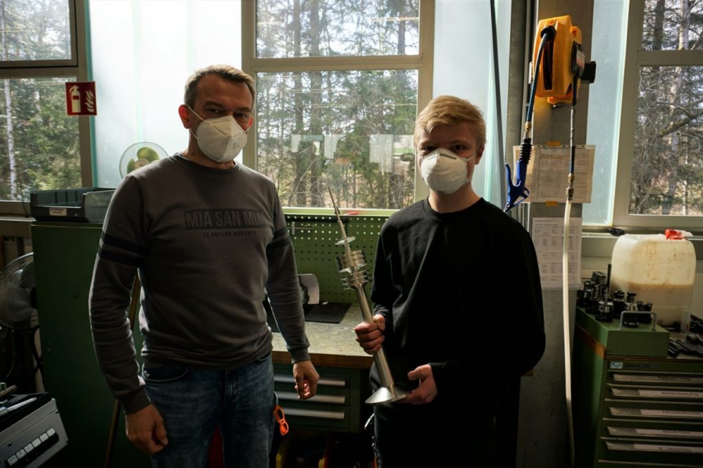 Trainer and apprentice in the training workshop