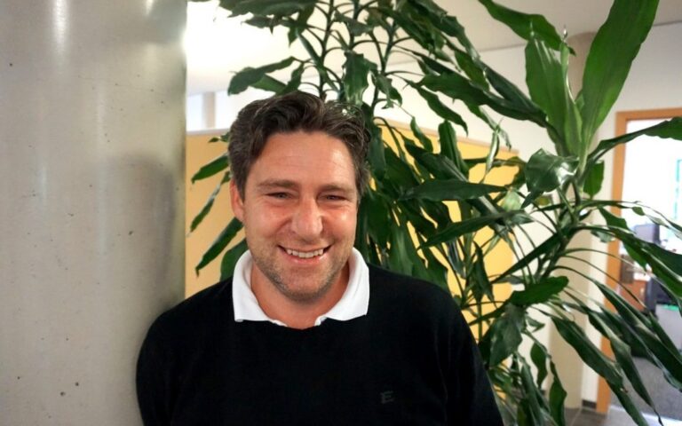 Mitarbeiter, der sich intern weiterentwickelt hat, im Büro