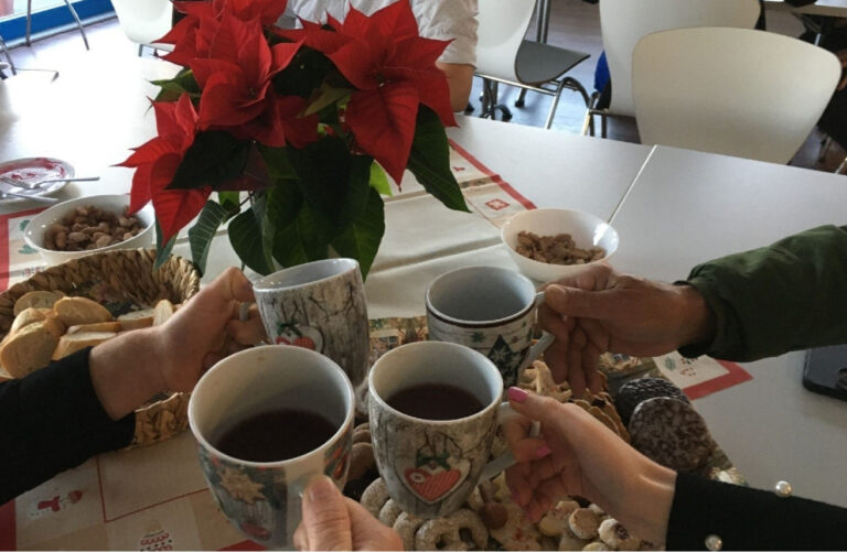 Kolleginnen und Kollegen stoßen mit Glühwein an