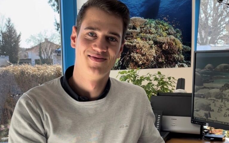 Neuer Kollege an seinem Schreibtisch im Büro