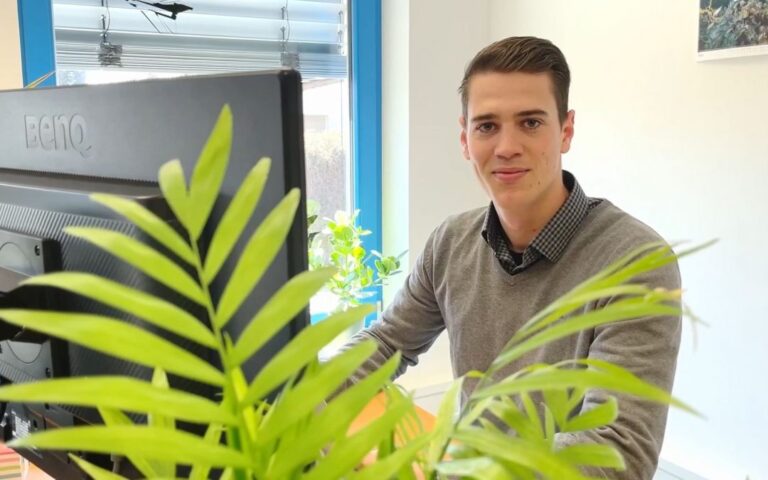 Neuer Kollege am Arbeitsplatz in der Transportorganisation