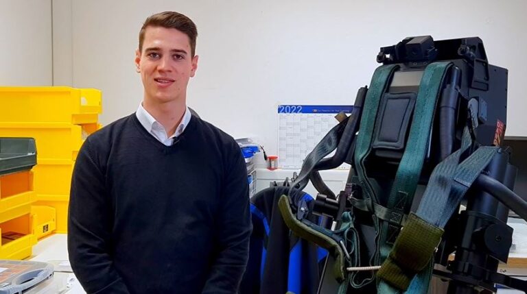 Praktikant in der elektromechanischen Produktion