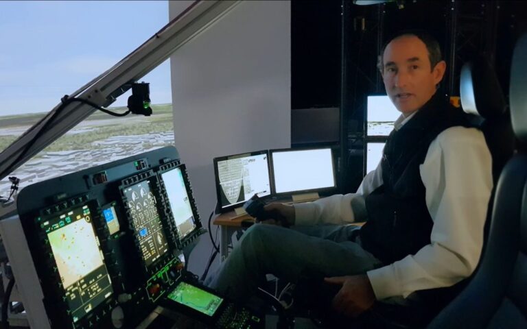 Ingenieur aus der Entwicklung Software im Cockpit eines Simulators