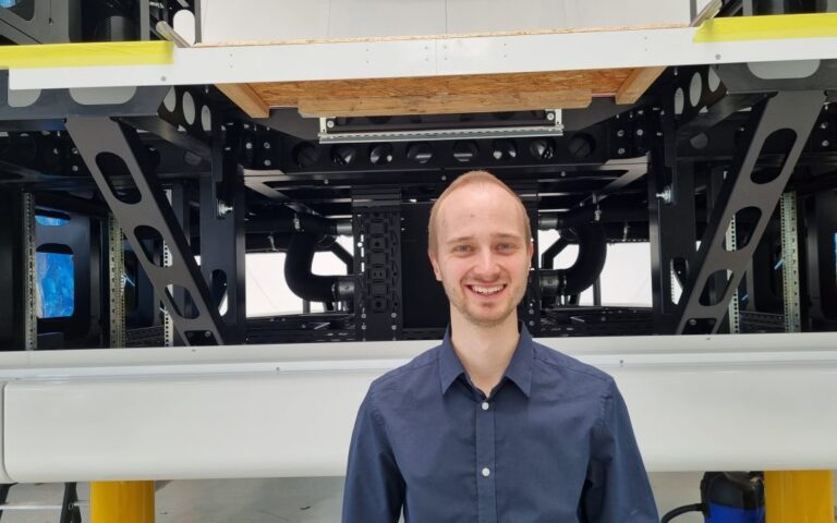 Projektleiter unter der Bewegungsplattform eines Simulators