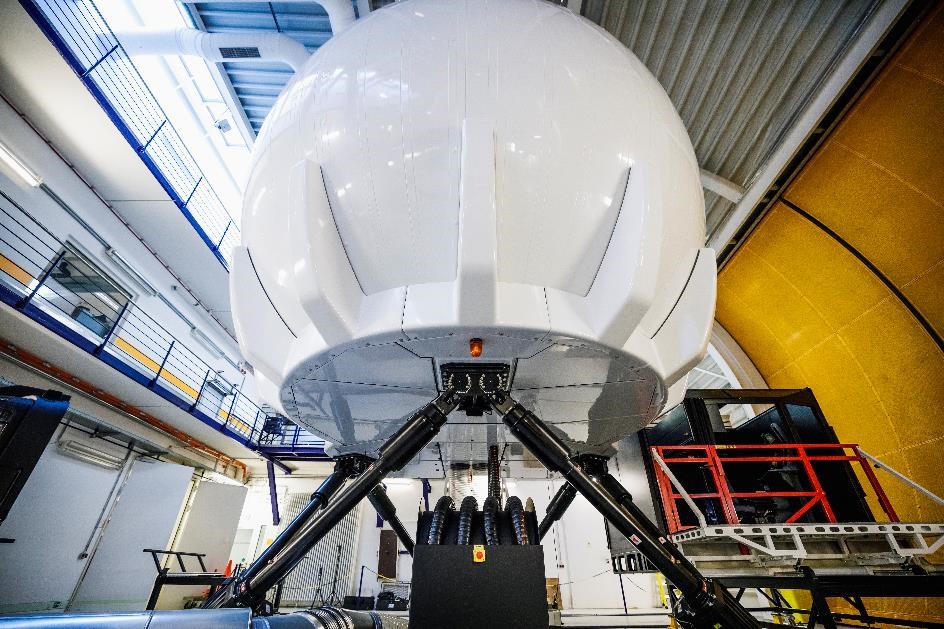 Full-flight simulator with projection dome on the motion platform