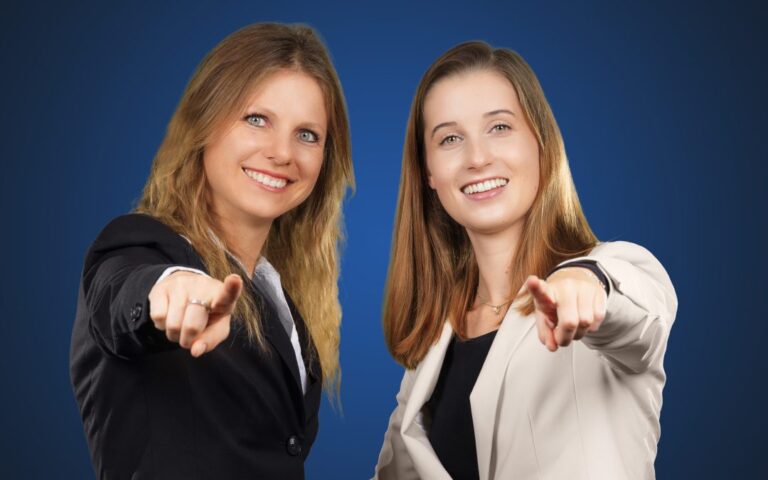 Zwei Kolleginnen aus dem Recruiting laden zum Job-Event ein