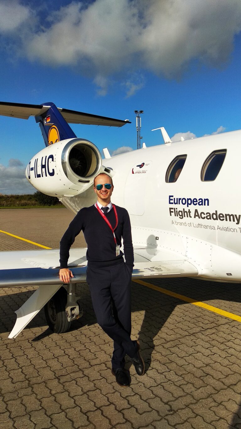 Ehemalige Kollegin in Uniform vor einem Schulungsflugzeug der European Flight Academy