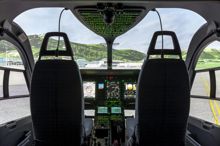 H145-Simulatorcockpit mit zwei Sitzen und Sichtsystem