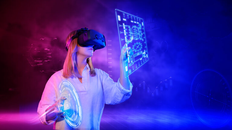 Person mit VR-Brille vor einer blau leuchtenden Datendarstellung