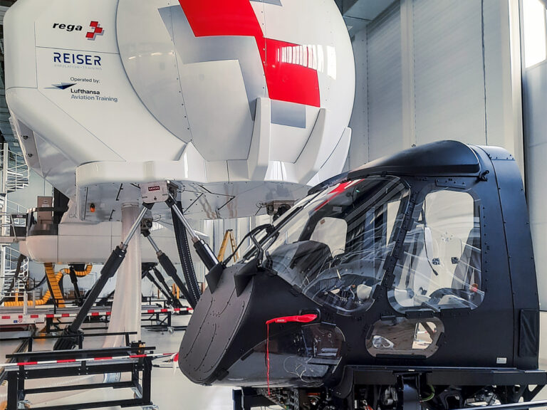 AW169-Simulator für Rega vor der Projektionskuppel in der Halle