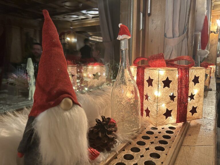 Weihnachtliche Dekoration mit Wichtel und Laternen