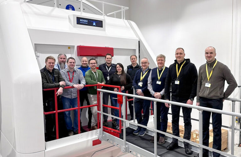 Projektteam nach der Qualifikation des H145-D3-Full-Flight-Simulators