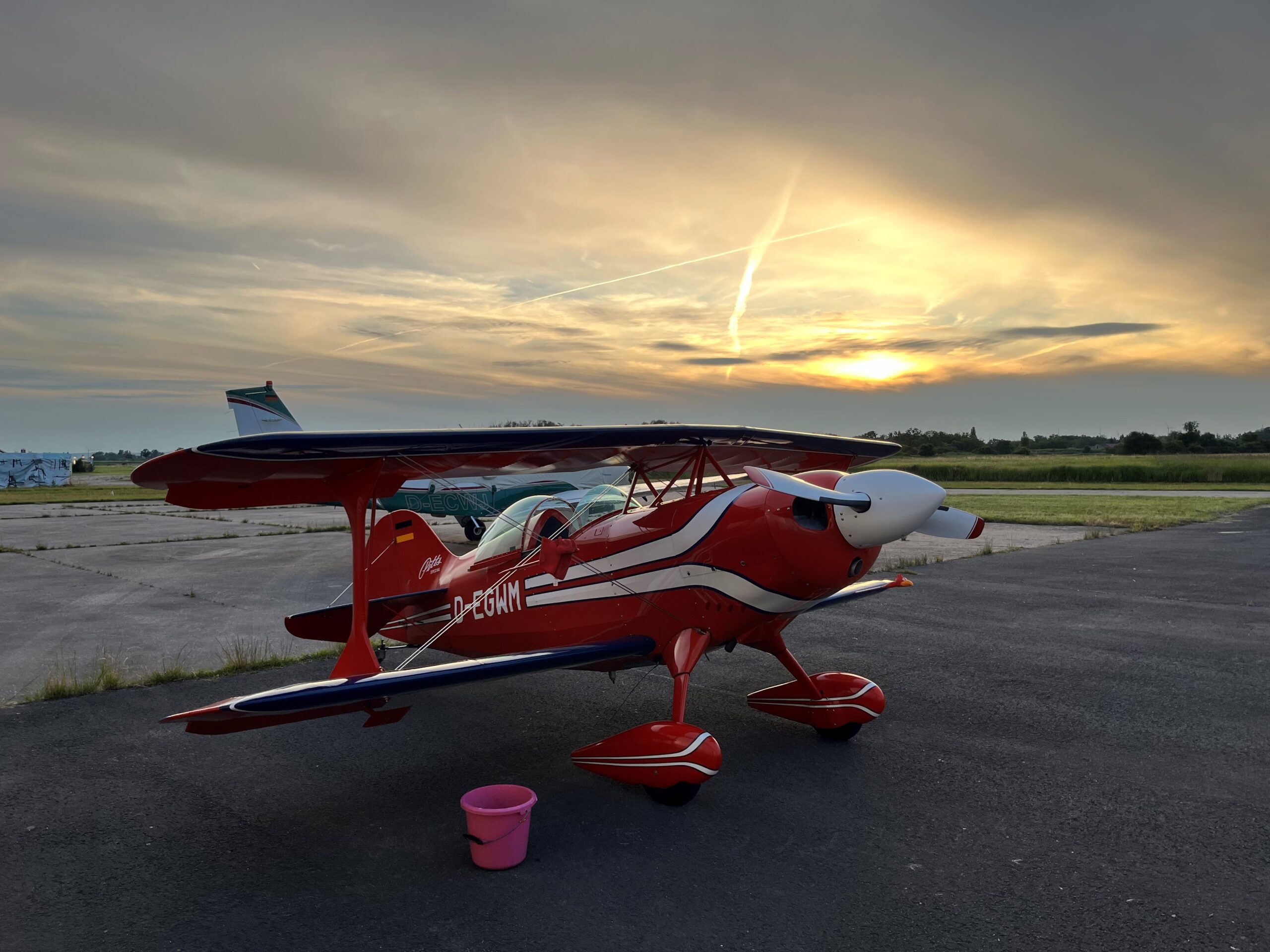 Red Pitts on the apron in the evening light