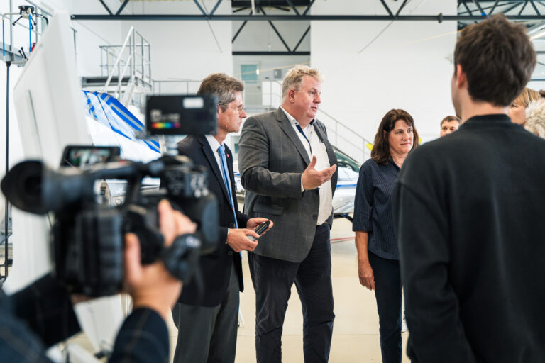 Kamerateam filmt Gäste im Aero Flight Test Center in Oberpfaffenhofen