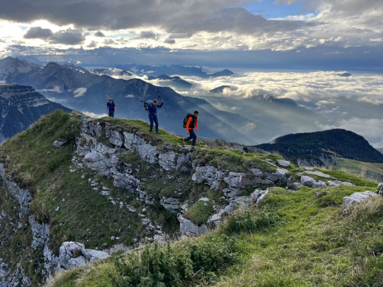Kolleginnen und Kollegen auf der Hüttenwanderung in den Bergen