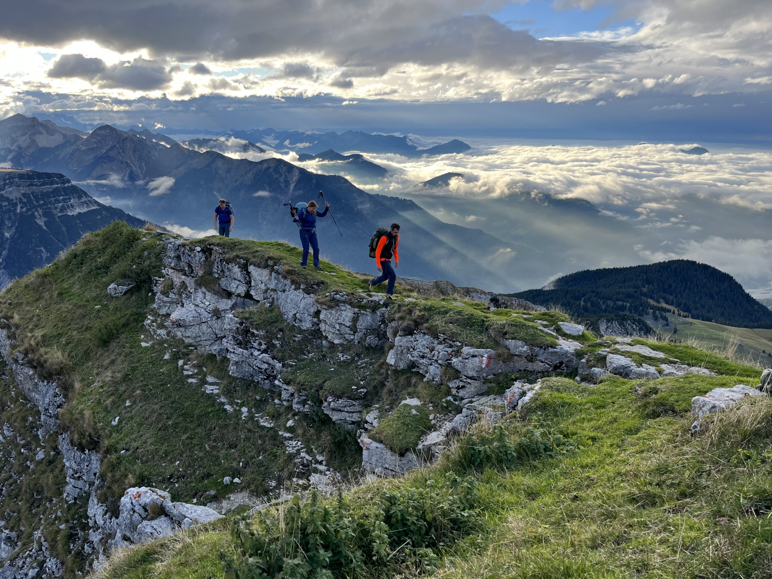 Kolleginnen und Kollegen auf der Hüttenwanderung in den Bergen