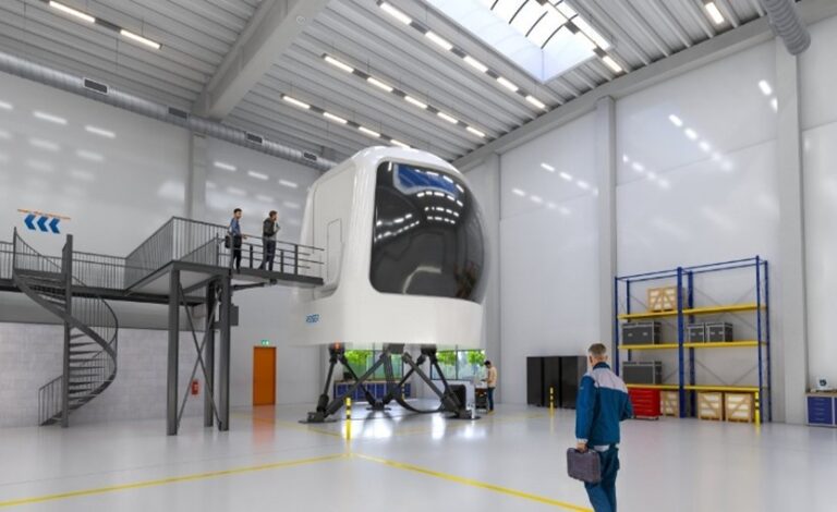 Full Flight Simulator in der Halle, daneben eine Person als Größenvergleich