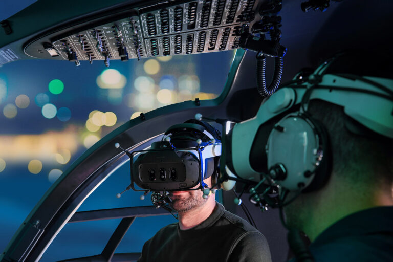 Pilot mit Mixed-Reality-Headset im XR-Simulator bei Nachtsicht