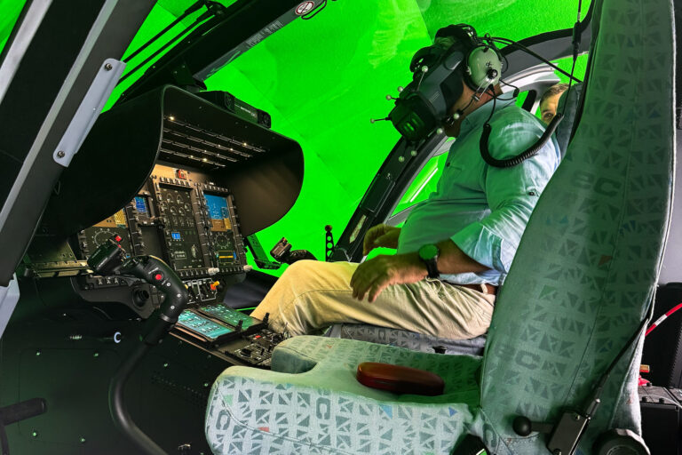 Pilot im XR-Cockpit vor dem Greenscreen während der Abnahme