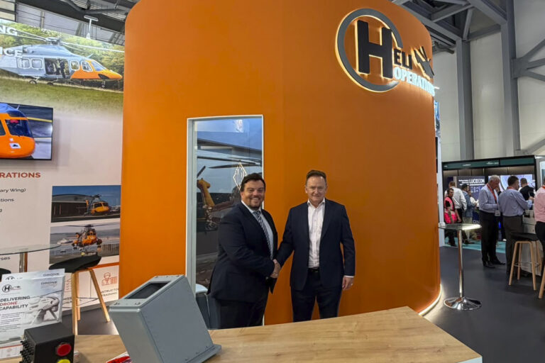 Handschlag zwischen HeliOperations und REISER am Messestand