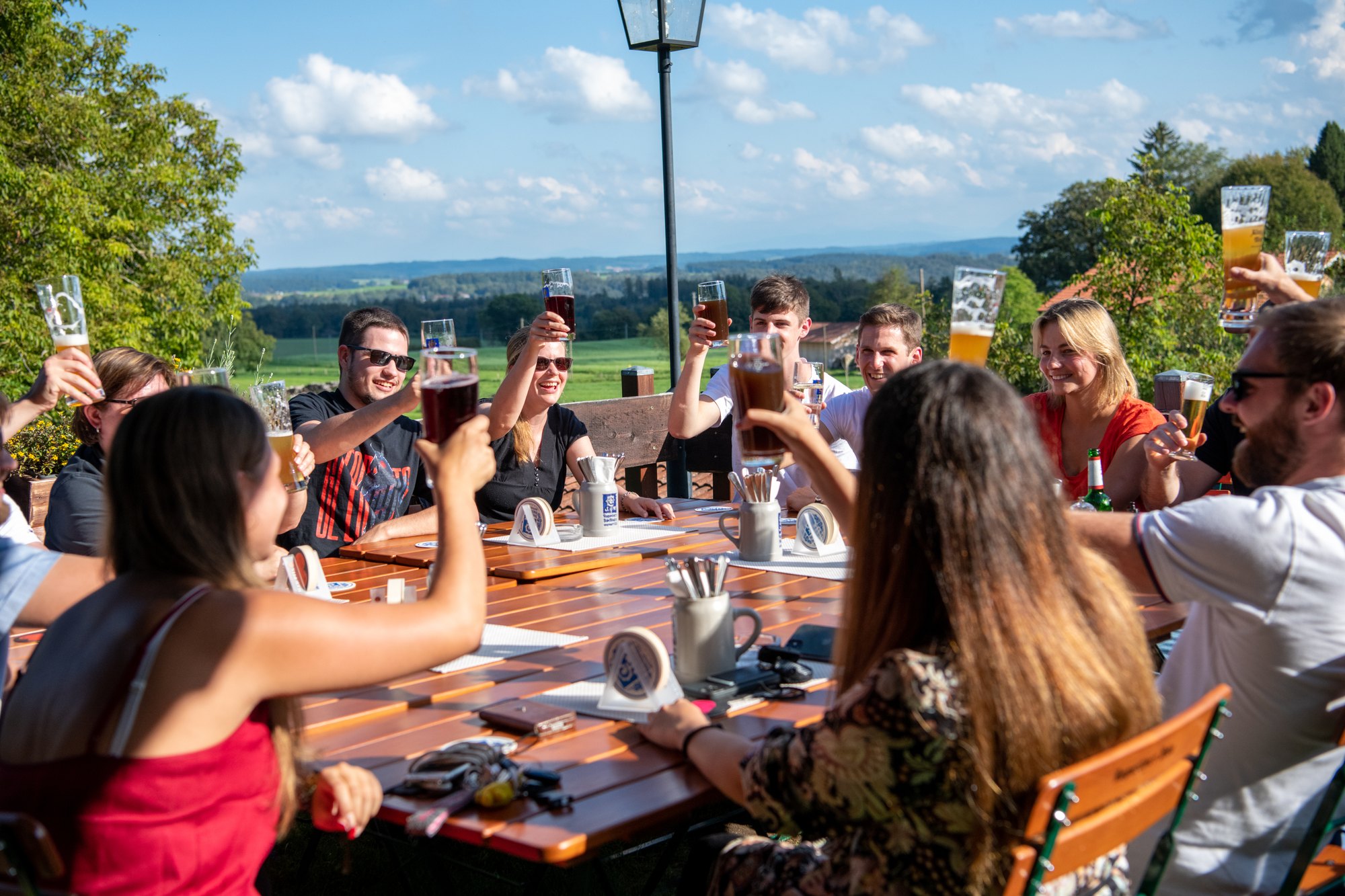 Bildband — Team im Biergarten