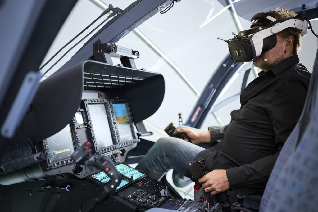 Pilot mit Mixed-Reality-Headset im Full-scale Cockpit des XR-SIM
