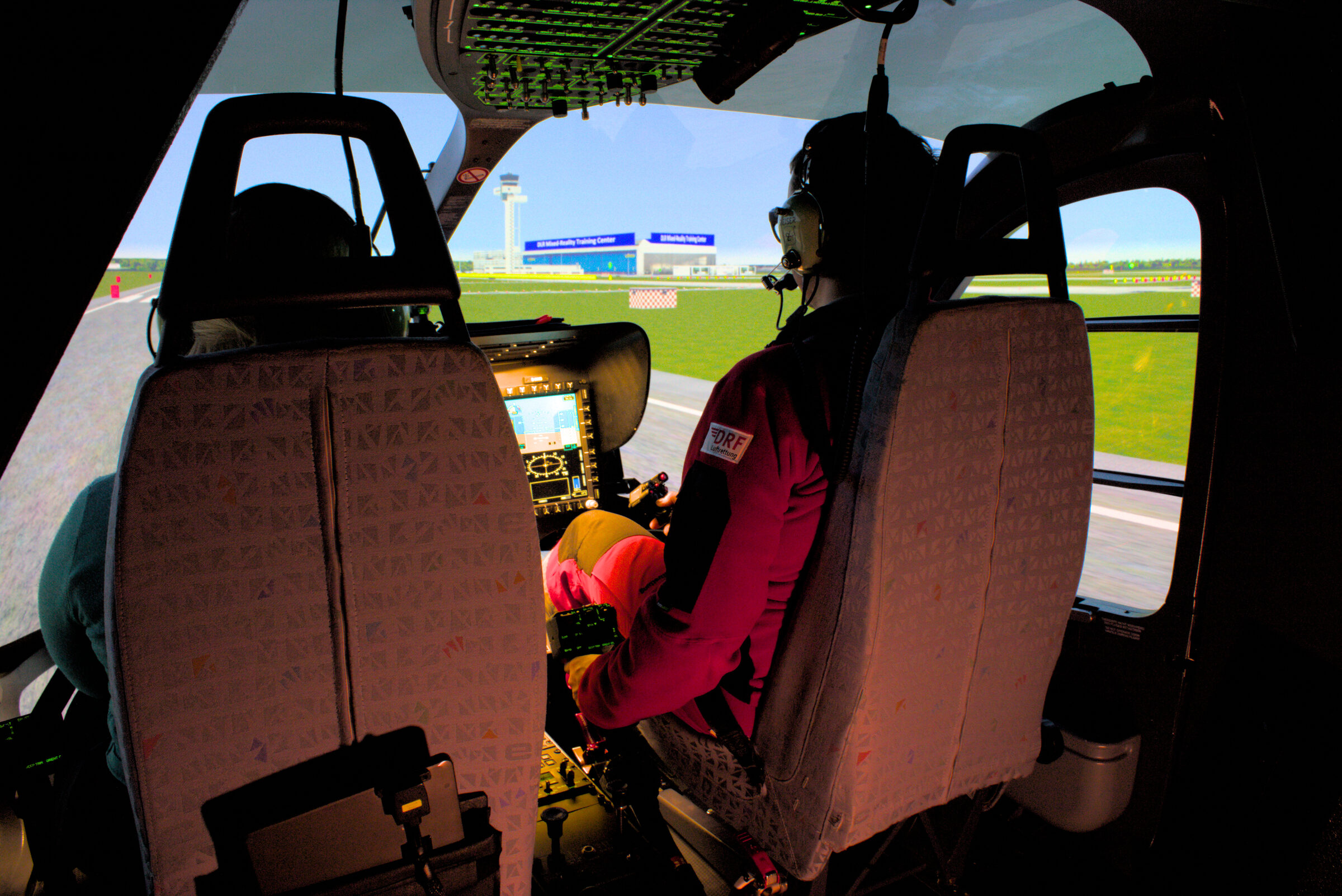 Hubschrauber-Cockpit im Full-Flight-Simulator: Pilot und Instruktor beim Multi-Crew-Training am DLR Mixed Reality Training Center
