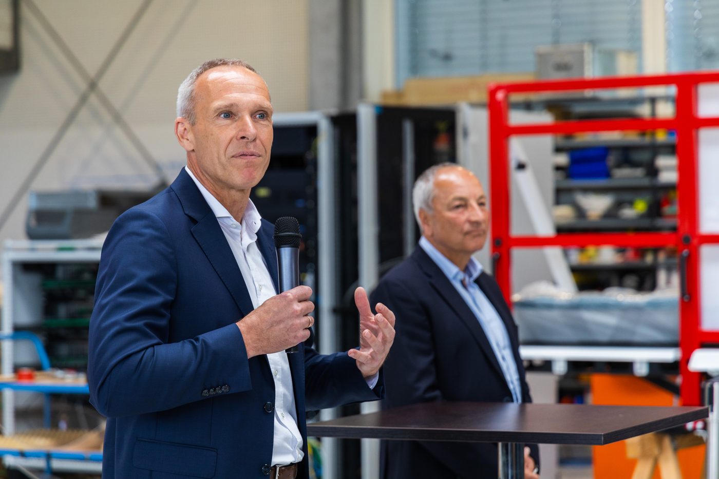 Geschäftsführung von REISER bei einer Ansprache in der Halle