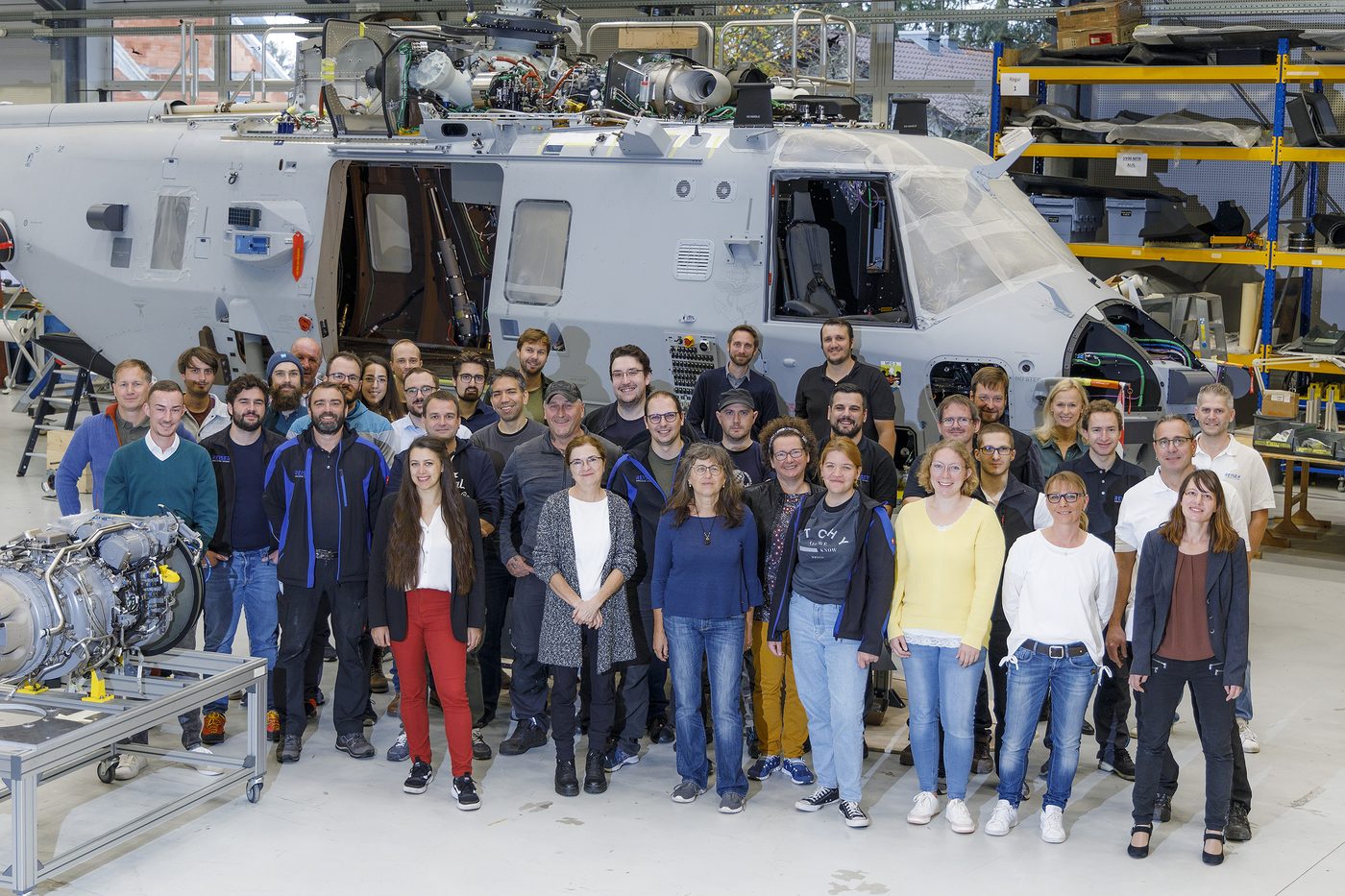 REISER Team vor einem Hubschrauber-Simulator
