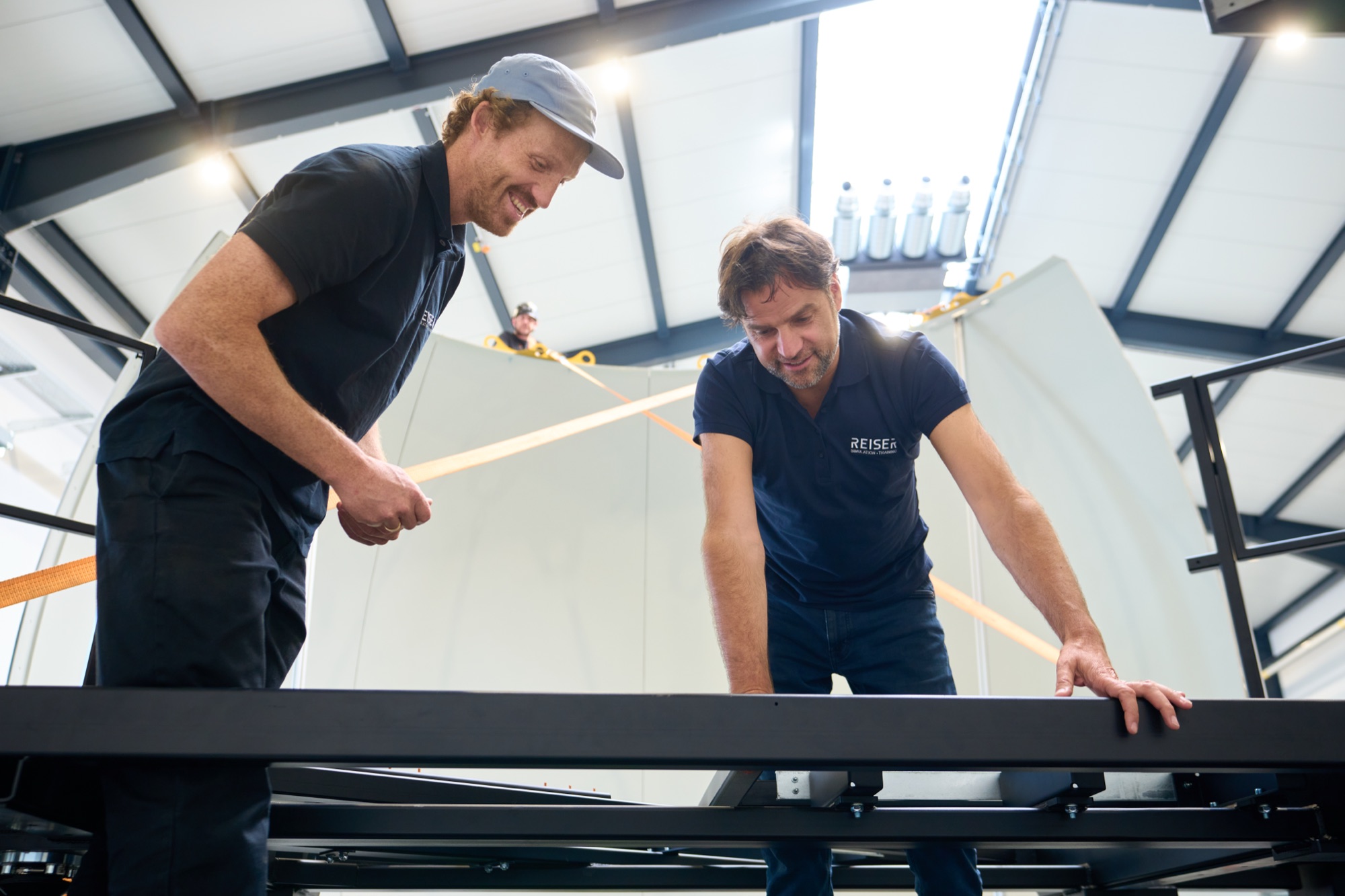 Zwei REISER-Mitarbeiter arbeiten gemeinsam an einer Baugruppe