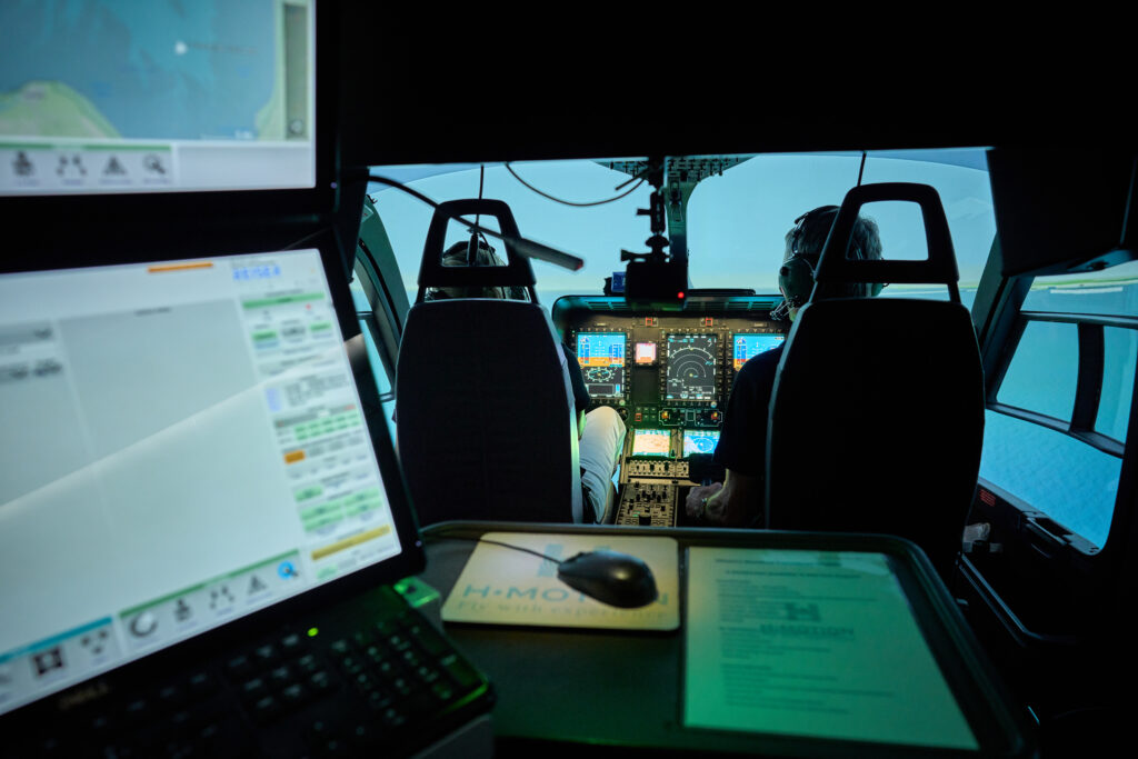 Blick von der Instructor Station in das Simulator-Cockpit während einer Trainingssession