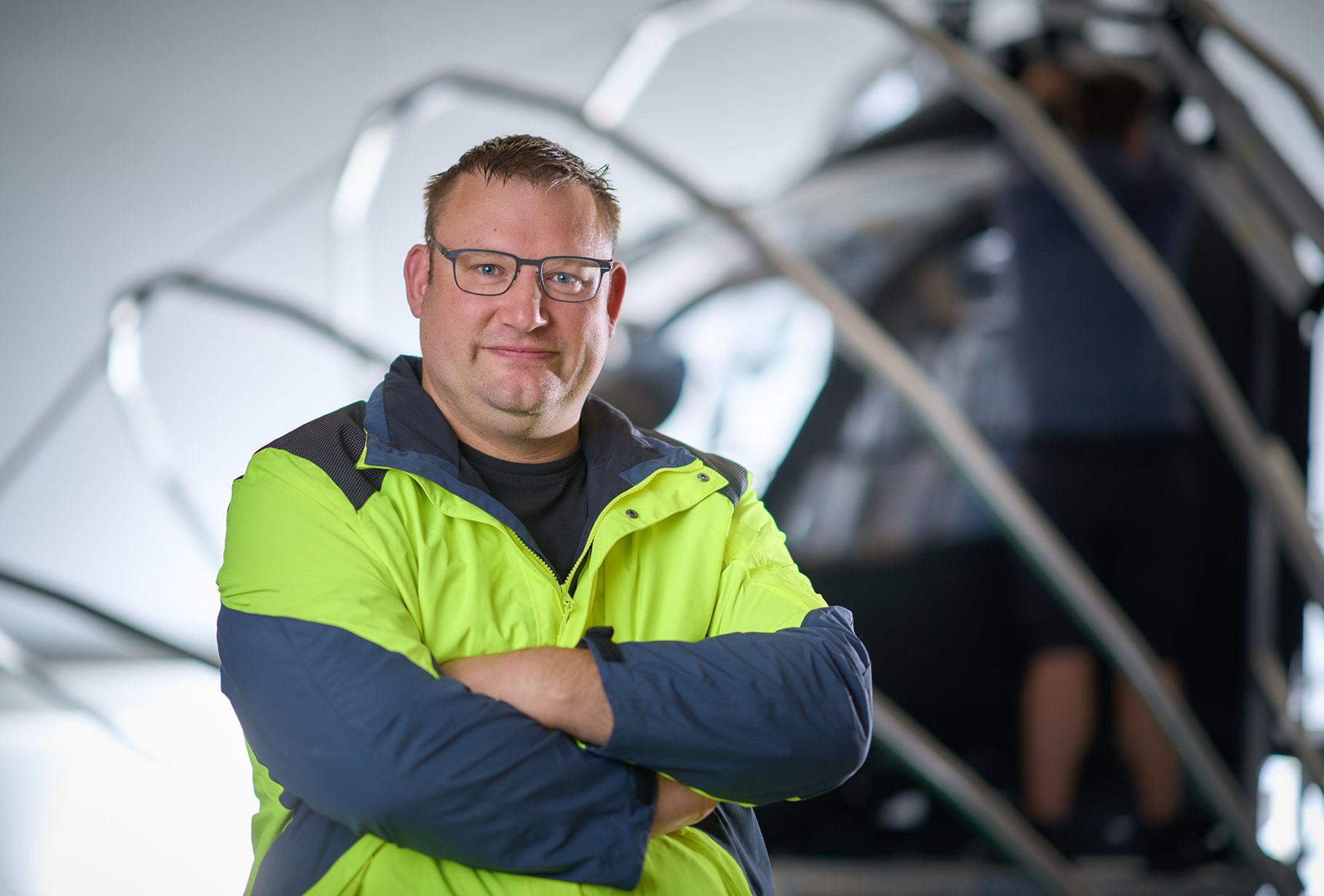 Porträt eines Kollegen vor der Sichtkuppel eines Simulators