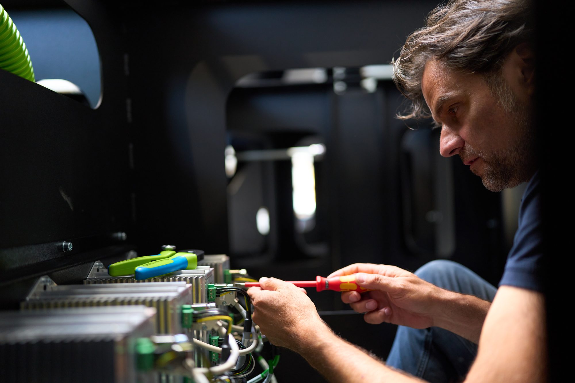 REISER Ingenieur arbeitet an der Simulator-Elektronik