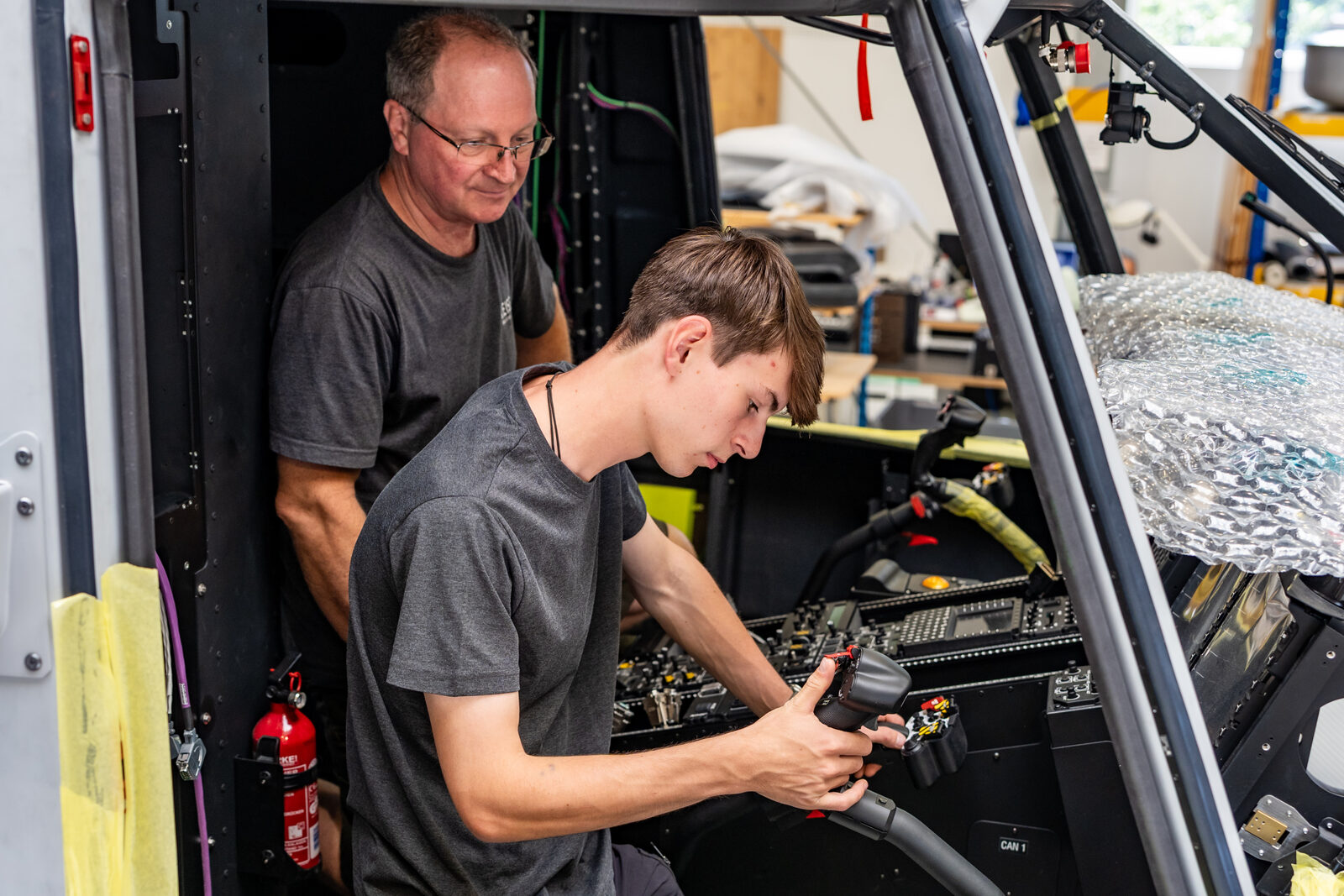 REISER-Techniker bei der Arbeit an einem Simulator