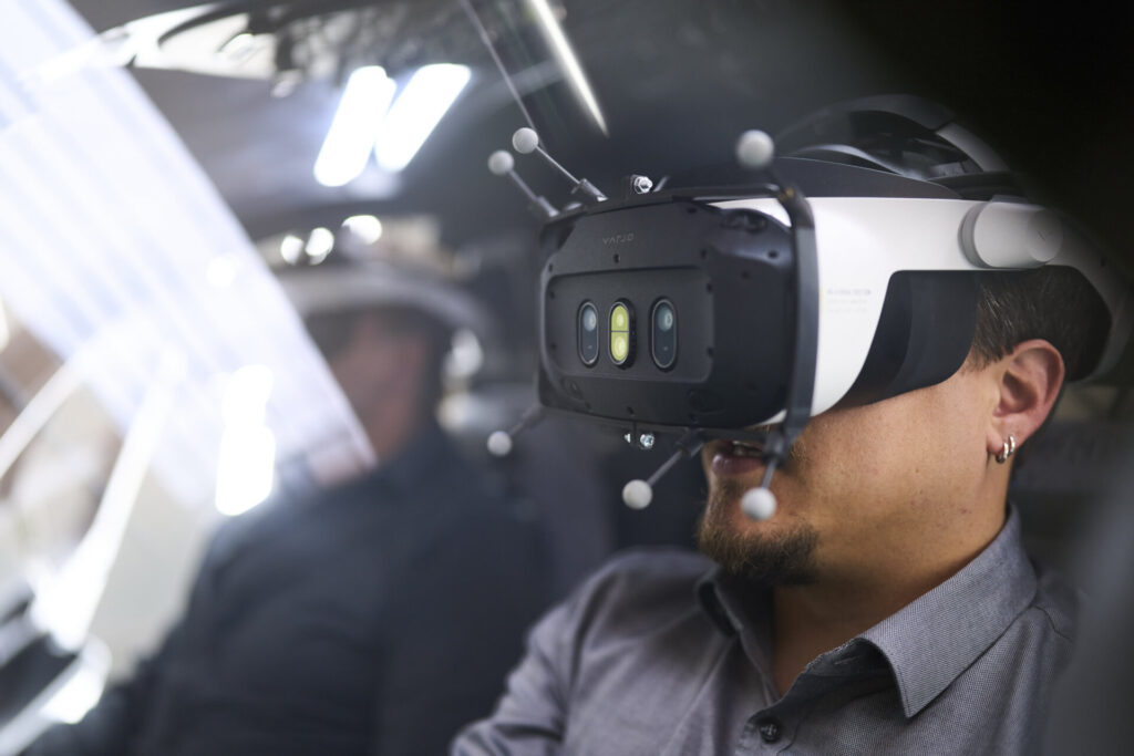 Mixed reality headset with tracking markers in the XR-SIM