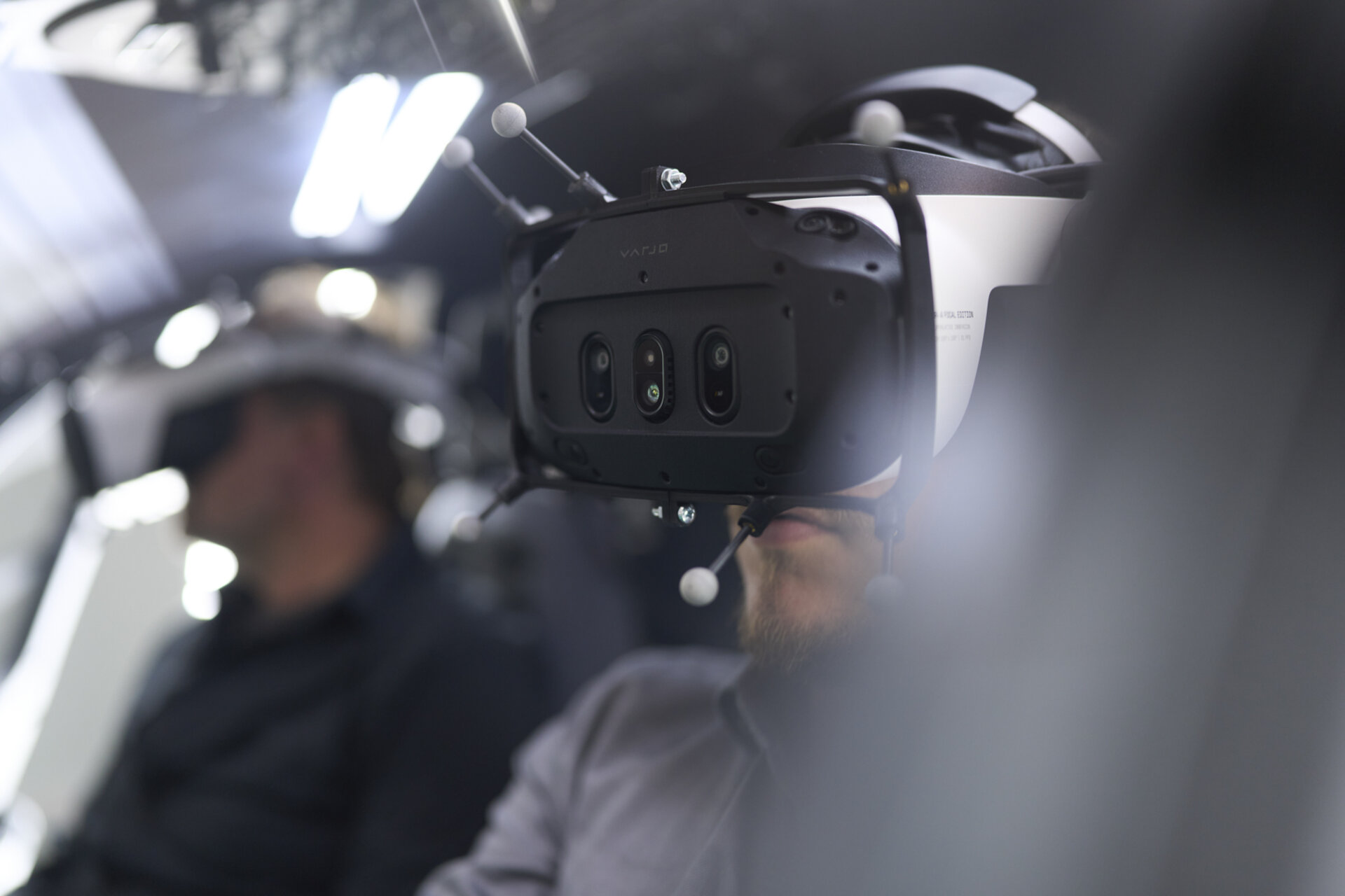 Zwei Crew-Mitglieder mit Mixed-Reality-Headsets im synchronisierten XR-Training