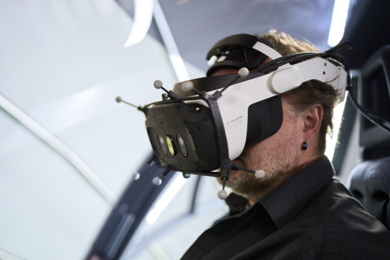 Trainee mit Mixed-Reality-Headset im XR-SIM