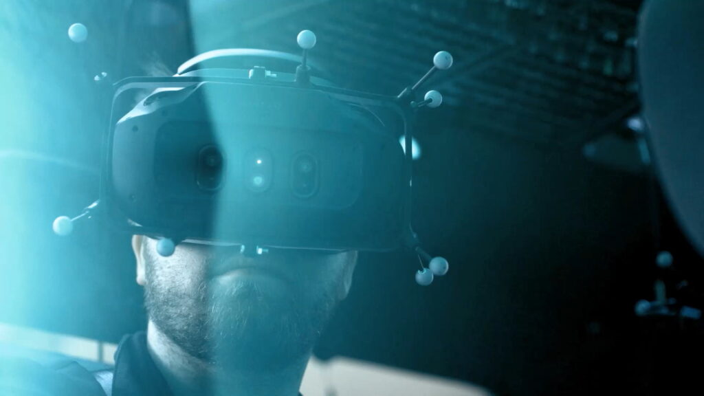 Pilot mit VR-Brille im XR-Training