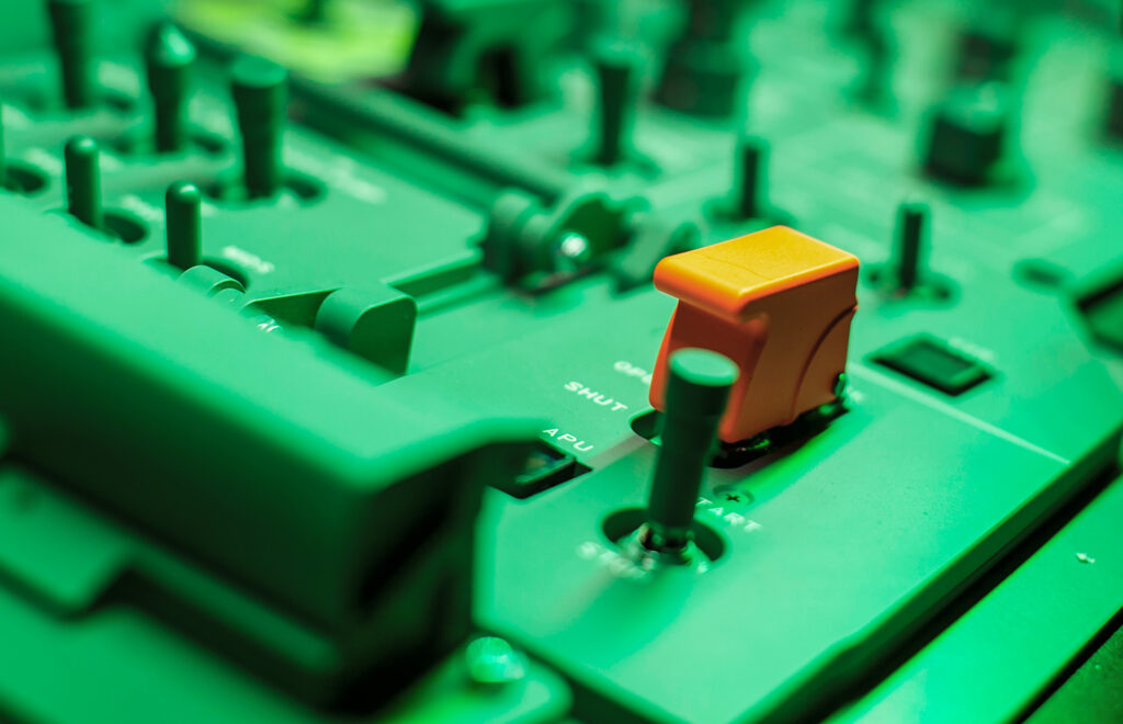 Beleuchtetes Eurofighter-Cockpitpanel mit Kippschalter, Nahaufnahme