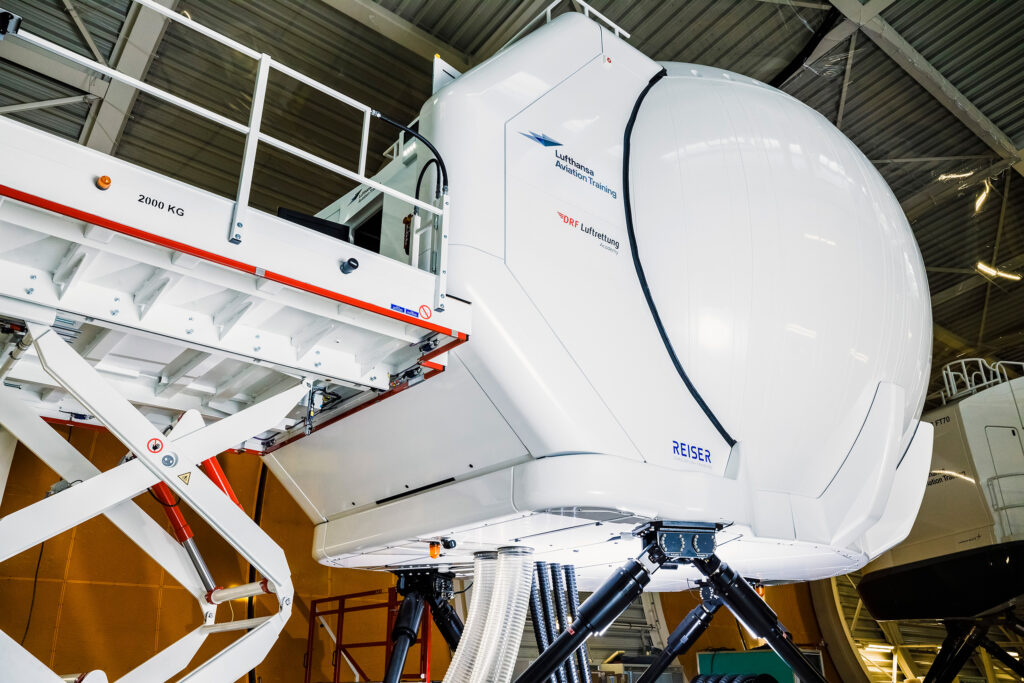 Full flight simulator with projection dome and scissor lift