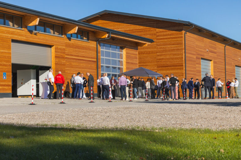 Guests arriving at the REISER site: The new integration hall for full-flight simulators (FFS) is visible in the background on the right.