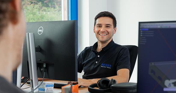 Teamleiter Fertigungsplanung bei REISER am Arbeitsplatz