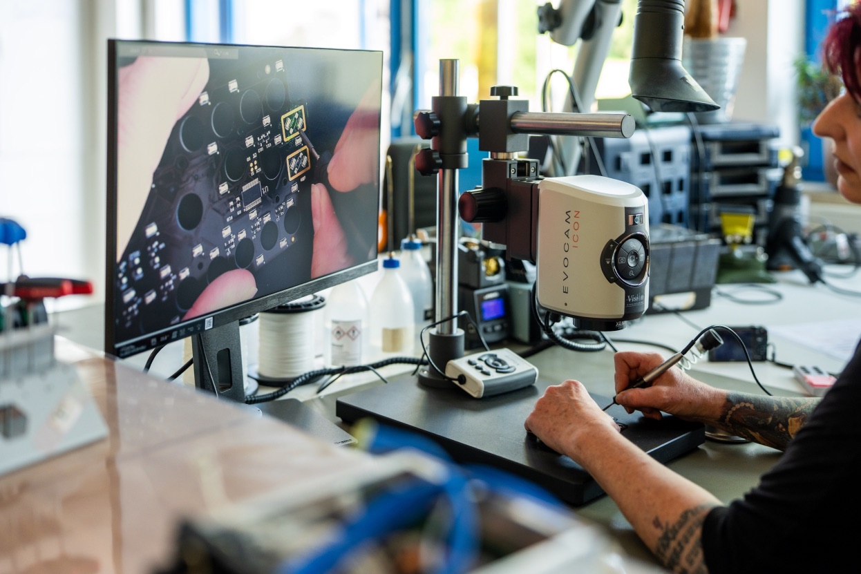 CAM-Programmierung eines Frästeils am Bildschirm in der Arbeitsvorbereitung