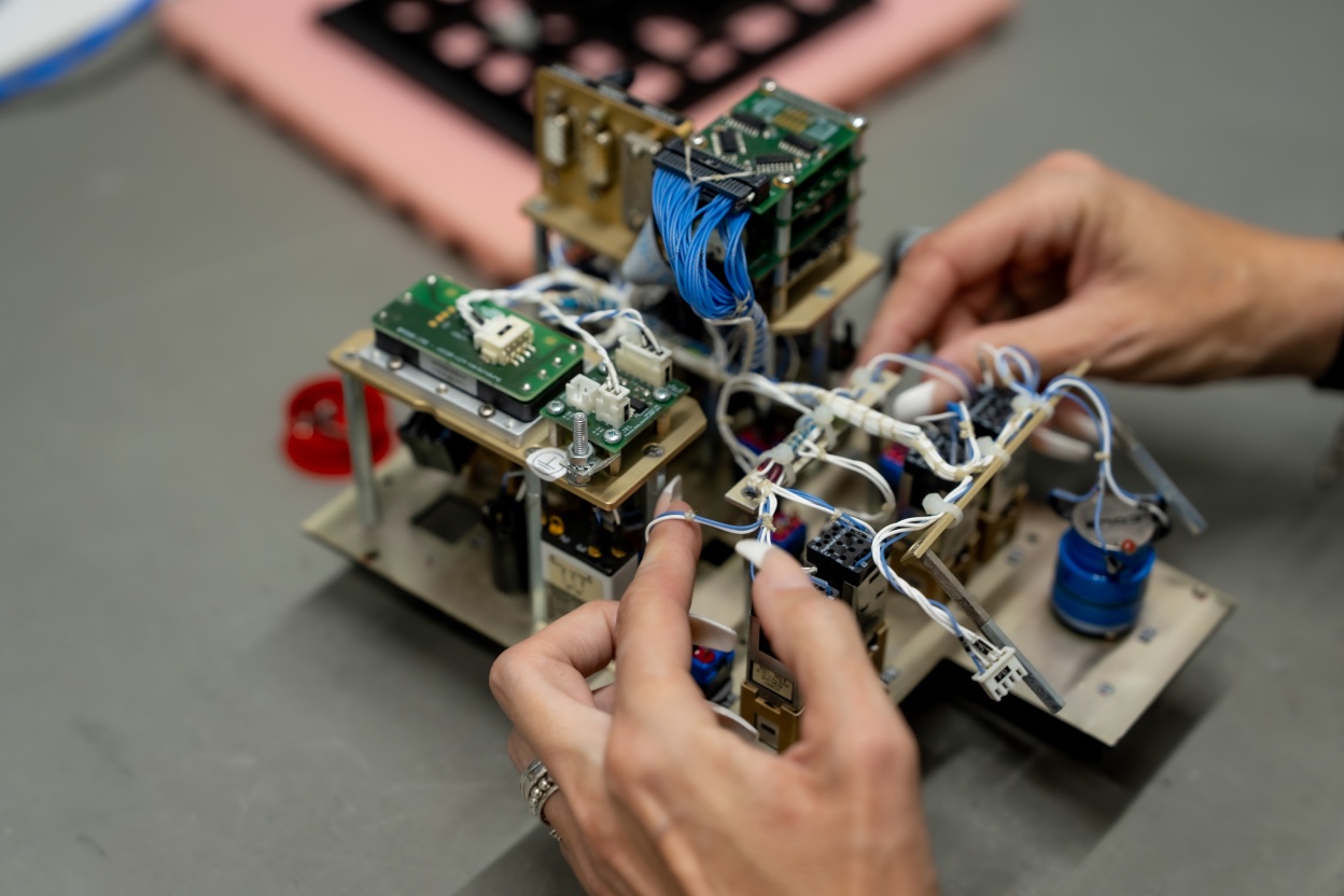 Montage einer verdrahteten Elektronikbaugruppe von Hand